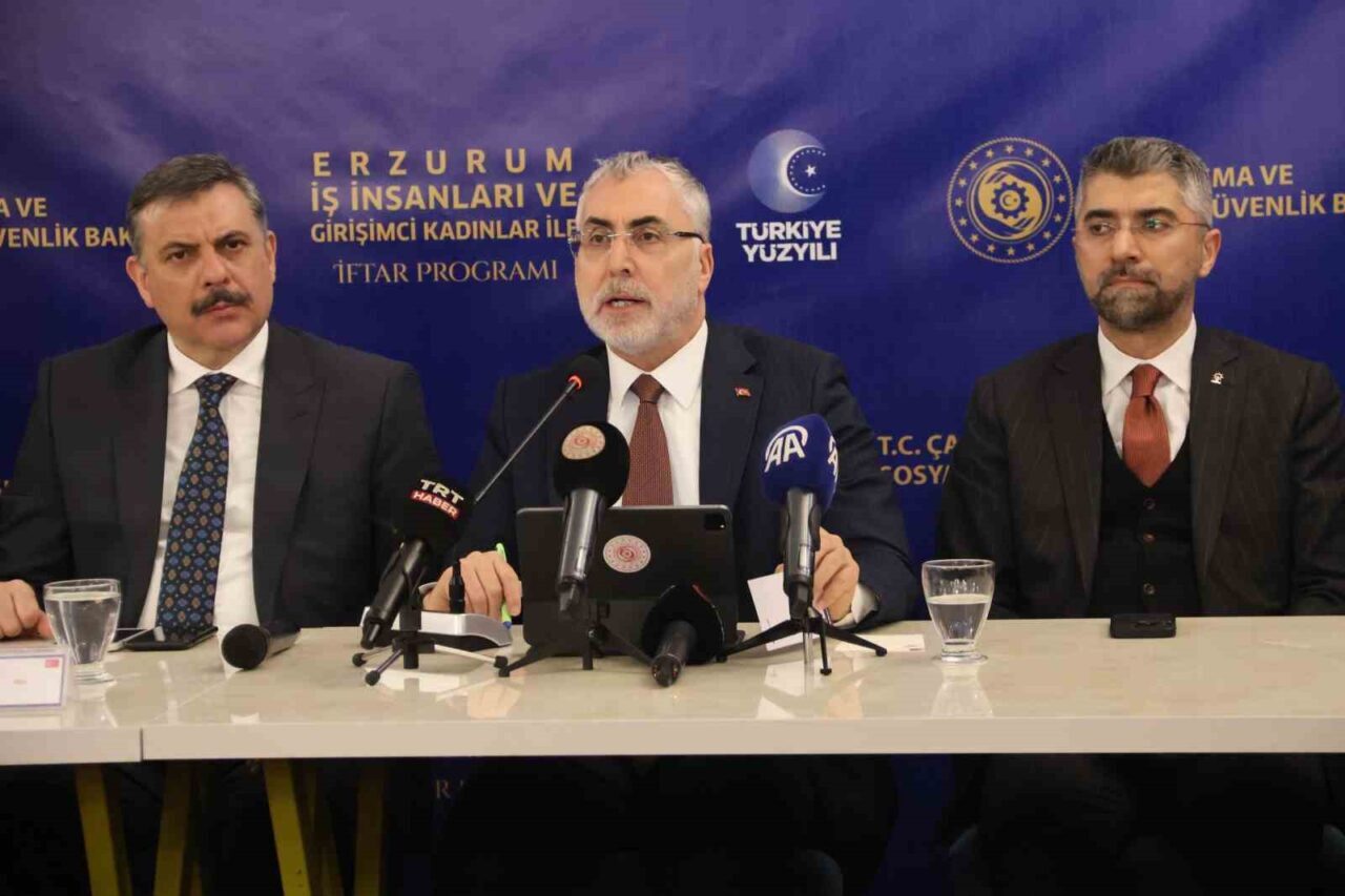 Çalışma ve Sosyal Güvenlik Bakanı Vedat Işıkhan, Erzurum'da iş insanlarıyla