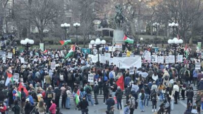 Columbia Üniversitesi’nde Göçmenlik Yetkilileri Tarafından Gözaltına Alınan Protestocu Öğrenci İçin Binlerce Kişi Sokaklarda!