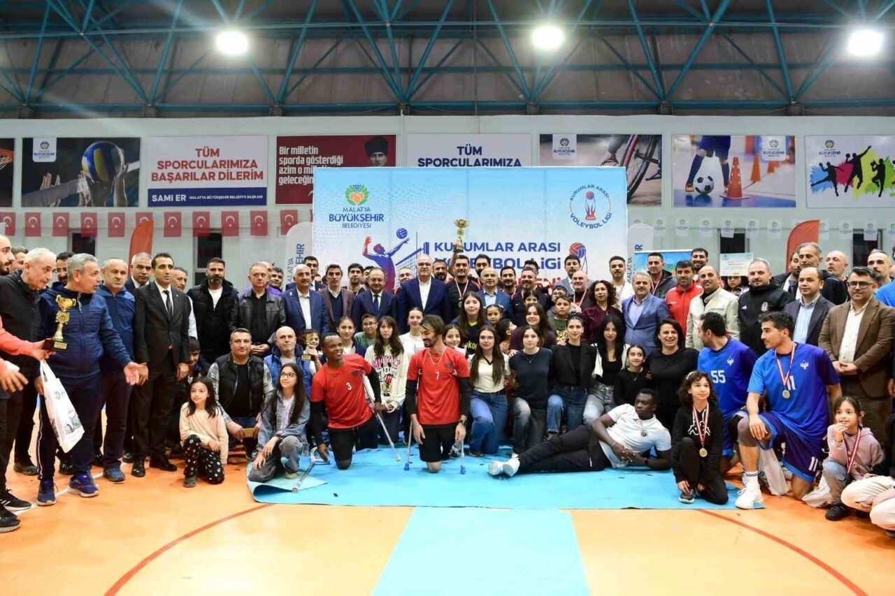 Malatya'da düzenlenen Kurumlar Arası Voleybol Ligi final etabına katılan Türkiye