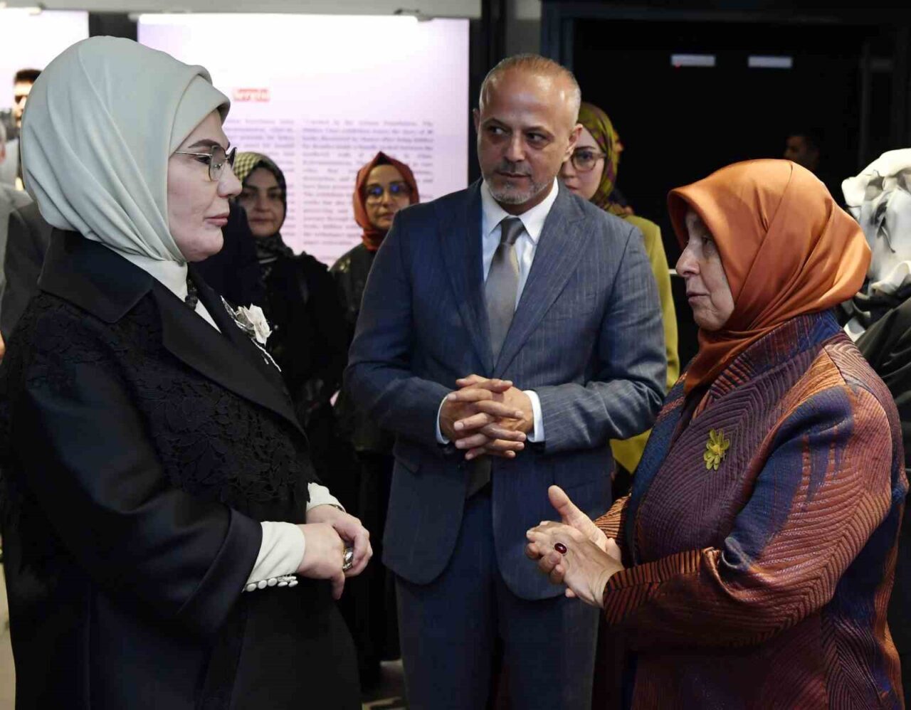 Emine Erdoğan, Kahramanmaraş'ta düzenlenen "Saklı Kalanlar" sergisinin açılışını yaptı. Sergide,